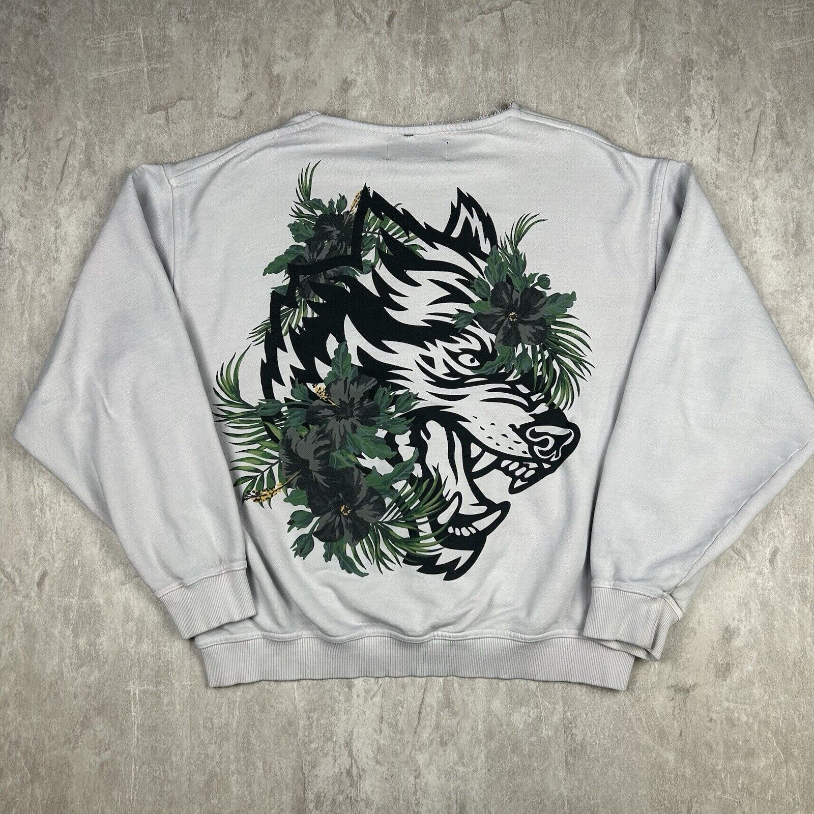 Vintage Wolves deals White Graphic Crewneck Sweatshirt